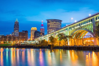 Ohio 'daki Cleveland şehrinin ufuk çizgisi Alacakaranlıkta ABD