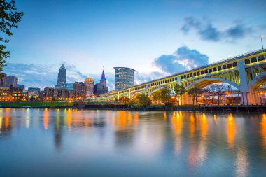 Ohio 'daki Cleveland şehrinin ufuk çizgisi Alacakaranlıkta ABD