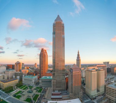 Ohio 'daki Cleveland şehrinin ufuk çizgisi Alacakaranlıkta ABD