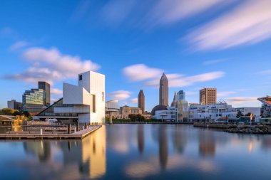 Cleveland şehir merkezi Ohio 'daki göl kenarından gökyüzü.