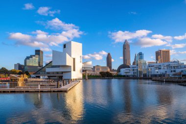 Cleveland şehir merkezi Ohio 'daki göl kenarından gökyüzü.