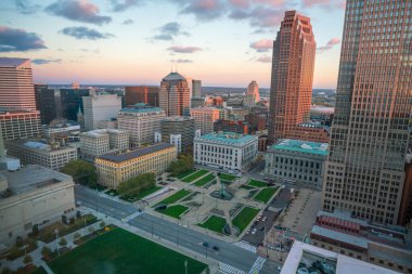 Ohio 'daki Cleveland şehrinin ufuk çizgisi Alacakaranlıkta ABD