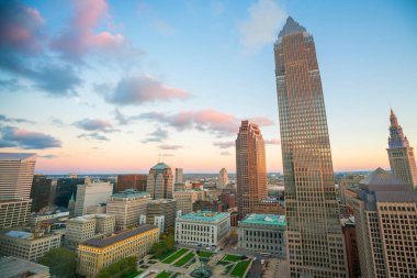 Ohio 'daki Cleveland şehrinin ufuk çizgisi Alacakaranlıkta ABD