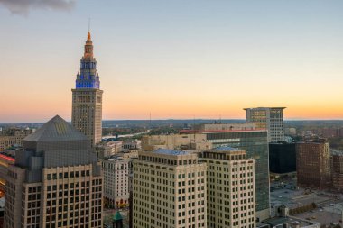 Ohio 'daki Cleveland şehrinin ufuk çizgisi Alacakaranlıkta ABD