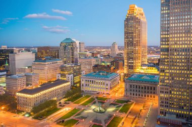Ohio 'daki Cleveland şehrinin ufuk çizgisi Alacakaranlıkta ABD