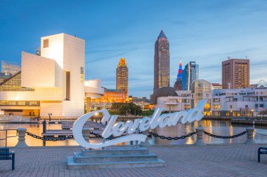CLEVELAND, OH - 31 Ekim 2016 'da Ohio ABD' nin göl kıyısından Cleveland şehir merkezi silueti 