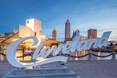 CLEVELAND, OH - 31 Ekim 2016 'da Ohio ABD' nin göl kıyısından Cleveland şehir merkezi silueti 