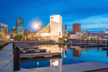 CLEVELAND, OH - 31 Ekim 2016 'da Ohio ABD' nin göl kıyısından Cleveland şehir merkezi silueti 