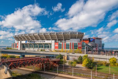 CLEVELAND, OH - 4 Kasım 2016 'da Ohio' da şehir merkezi Cleveland Skyline ve First Energy Stadyumu