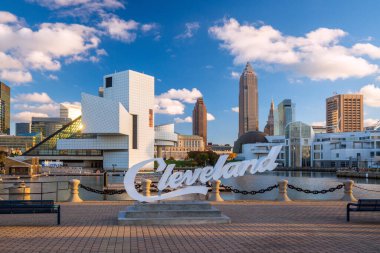 CLEVELAND, OH - 29 Ağustos 'ta Cleveland şehir merkezi Ohio' daki göl kıyısından gökyüzüne yükseldi. 