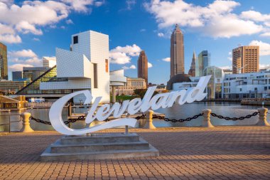 CLEVELAND, OH - 29 Ağustos 'ta Cleveland şehir merkezi Ohio' daki göl kıyısından gökyüzüne yükseldi. 