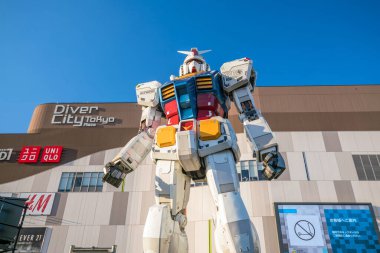 TOKYO, JAPAN - 9 Aralık 2016 'da Odaiba bölgesinde bir alışveriş merkezi olan Tokyo Plaza' nın ana girişinde tam boy Mobil elbise Gundam