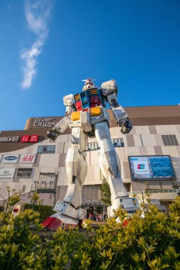TOKYO, JAPAN - 9 Aralık 2016 'da Odaiba bölgesinde bir alışveriş merkezi olan Tokyo Plaza' nın ana girişinde tam boy Mobil elbise Gundam
