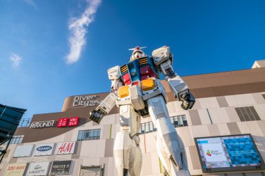 TOKYO, JAPAN - 9 Aralık 2016 'da Odaiba bölgesinde bir alışveriş merkezi olan Tokyo Plaza' nın ana girişinde tam boy Mobil elbise Gundam
