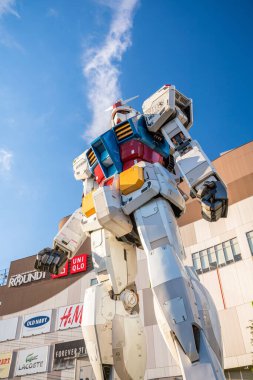 TOKYO, JAPAN - 9 Aralık 2016 'da Odaiba bölgesinde bir alışveriş merkezi olan Tokyo Plaza' nın ana girişinde tam boy Mobil elbise Gundam
