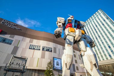 TOKYO, JAPAN - 9 Aralık 2016 'da Odaiba bölgesinde bir alışveriş merkezi olan Tokyo Plaza' nın ana girişinde tam boy Mobil elbise Gundam