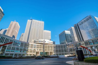 Shinjuku bölgesinde mavi gökyüzü olan Tokyo binası.