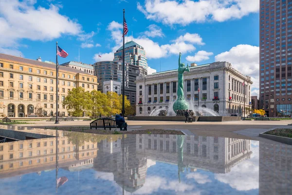 Cleveland November Stadskärnan Cleveland Skyline Fountain Eternal Life Statue Ohio — Stockfoto