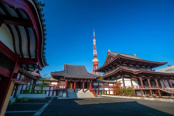 東京タワーを背景にした増上寺の風景 — ストック写真