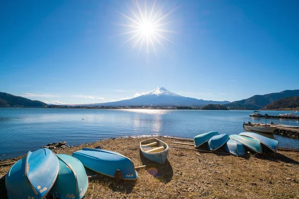 用富士山和日本川口湖的船只拍摄太阳星效应 — 图库照片