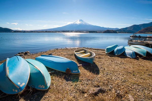 用富士山和日本川口湖的船只拍摄太阳星效应 — 图库照片