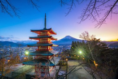 Alacakaranlıkta Fuji Dağı manzaralı Chureito Pagoda