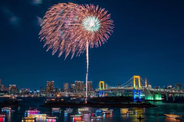 Japonya 'da Tokyo kulesi ve gökkuşağı köprüsü olan havai fişekler ve Tokyo silueti
