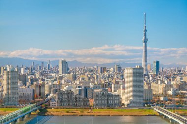 Tokyo şehir merkezinde gökyüzü mavi ile Japonya 'da gökyüzü
