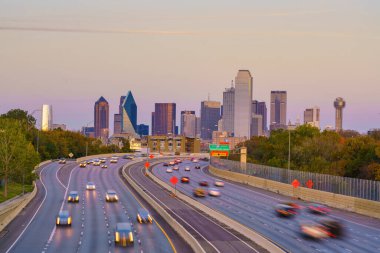 Dallas şehir merkezi alacakaranlıkta, Teksas ABD