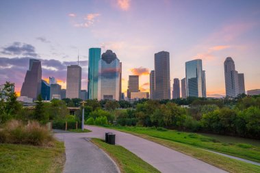 Houston şehir merkezi, Teksas silueti Alacakaranlıkta ABD