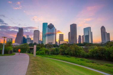Houston şehir merkezi, Teksas silueti Alacakaranlıkta ABD