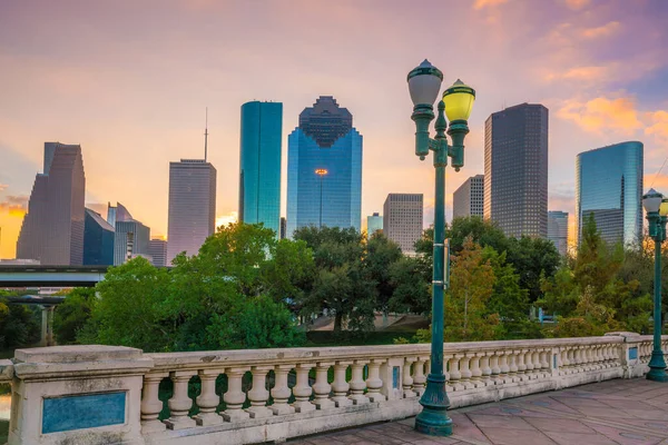 Houston şehir merkezi, Teksas silueti Alacakaranlıkta ABD