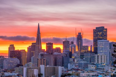 Gün batımında San Francisco 'daki iş merkezinin güzel manzarası..