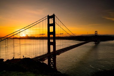 Kaliforniya, San Francisco 'daki Golden Gate Köprüsü' nün gün doğumunda çekilen silüeti.