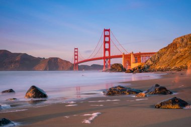 Golden Gate Köprüsü San Francisco, Kaliforniya 'da gün batımında.