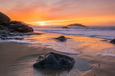 San Francisco, ABD 'de gün batımında Marshall plajı