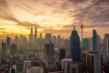 Kuala Lumpur şehir merkezi Malezya 'da alacakaranlıkta ufuk çizgisi