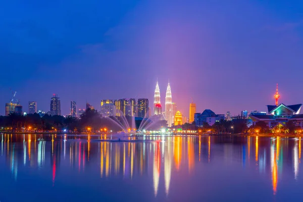 吉隆坡城市天际线的夜景和水中的倒影 — 图库照片