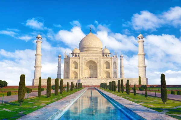 Taj Mahal Par Jour Clair Lumineux Avec Ciel Bleu — Photo