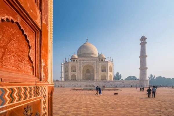 Taj Mahal Egy Fényes Tiszta Napon Kék Égbolttal — Stock Fotó