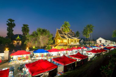 Luang Prabang Ulusal Müzesi 'nin önündeki gece pazarı.