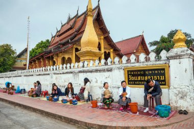 LUANG PRABANG, LAOS - 10 Şubat: Sabah sadaka toplayan Budist rahipler. Luang Prabang 'daki rahiplere sadaka verme geleneği 10 Şubat 2017' de turistlere genişletildi.