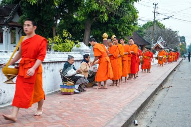 LUANG PRABANG, LAOS - 10 Şubat: Sabah sadaka toplayan Budist rahipler. Luang Prabang 'daki rahiplere sadaka verme geleneği 10 Şubat 2017' de turistlere genişletildi.