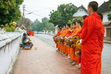 LUANG PRABANG, LAOS - 10 Şubat: Sabah sadaka toplayan Budist rahipler. Luang Prabang 'daki rahiplere sadaka verme geleneği 10 Şubat 2017' de turistlere genişletildi.