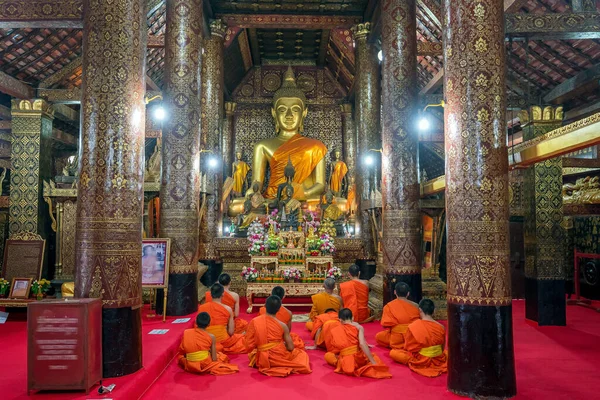 Monjes Rezando Wat Xieng Thong Luang Prabang Laos — Foto de Stock