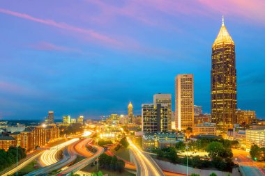 Atlanta şehrinin Skyline 'ı Georgia, ABD' de gün batımında