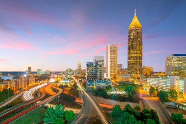 Atlanta şehrinin Skyline 'ı Georgia, ABD' de gün batımında