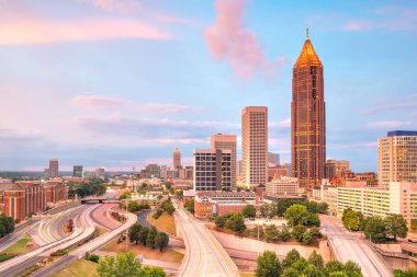 Atlanta şehrinin Skyline 'ı Georgia, ABD' de gün batımında