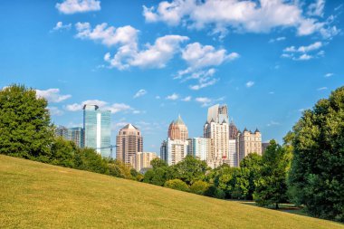Atlanta şehir merkezi. Amerika 'daki parktan gökyüzü.