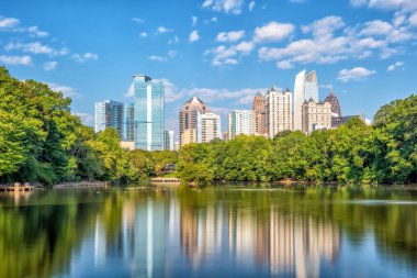 Atlanta şehir merkezi. Amerika 'daki parktan gökyüzü.